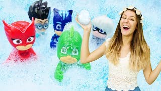 Los PJ Masks en la piscina de espuma y burbujas Guardería Infantil Videos de juguetes para niños [upl. by Tnomad323]